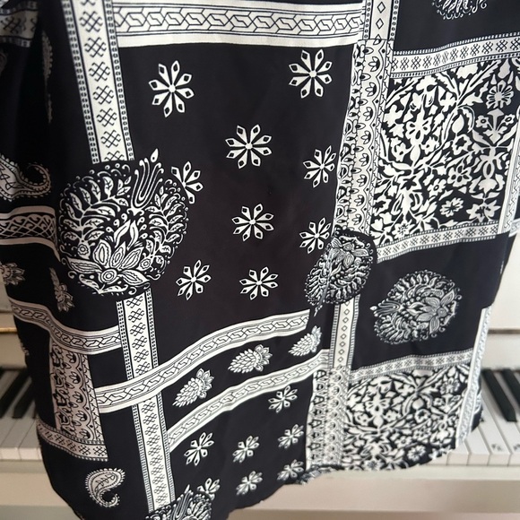 Fun 2 Fun Black and White Patterned Blouse Small - Picture 14 of 16